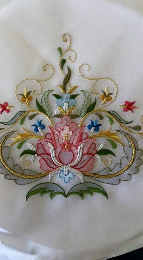 Jacobean Embroidery, Pola Sulam, Brazilian Embroidery, Embroidery Flowers Pattern, Embroidery Motifs, Handwork Embroidery Design, 자수 디자인, Hand Embroidery Art, Crewel Embroidery