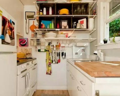 Small Kitchen Inspiration, Apartment Therapy House Tours, Organiser Cucina, Model Dapur, Kabinet Dapur, Small Kitchen Organization, Small Kitchen Storage, Real Kitchen, Life Kitchen