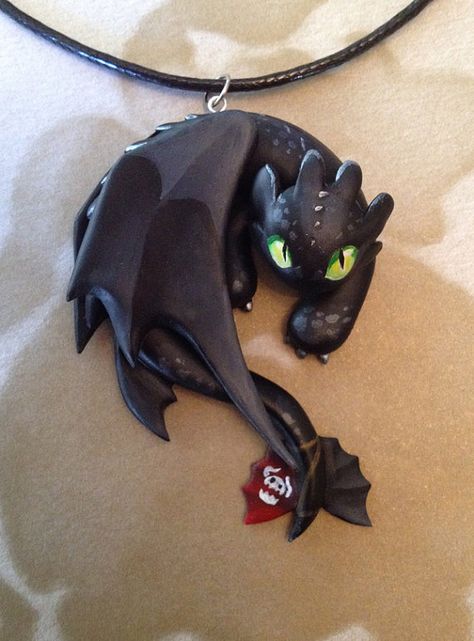 Toothless necklace 3d Karakter, Polymer Clay Dragon, Clay Dragon, Dragon Trainer, Clay Animals, Cute Clay, Clay Figures, Fimo Clay, Toothless