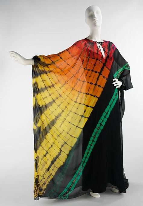 Halston Caftan 1970's Halston 70s, 70s Tie Dye, Halston Dress, Ethno Style, Fashion 1970s, Estilo Hippy, Costume Institute, Costume Collection, 1970s Fashion