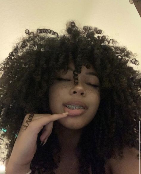 Notti Osama, Pretty Dark Skin, Curly Hair Photos, Beautiful Curly Hair, Hairdos For Curly Hair, Curly Girl Hairstyles, Hair Curly, Curly Girl, Pretty Selfies