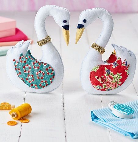 Felt Swan, Pet Christmas Presents, Handmade Soap Gift Set, Swan Decoration, Christmas Present Tags, Craft Printables, Scandinavian Christmas Decorations, Modern Christmas Cards, Wooden Christmas Decorations