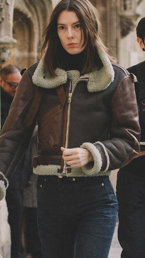 Shearling Jacket Outfit Women, Vintage Shearling Jacket, Shearling Jacket Outfit, Sarah Christine, Everday Style, Winter Sunshine, Pfw Street Style, Shearling Jacket Women, Ny Outfits