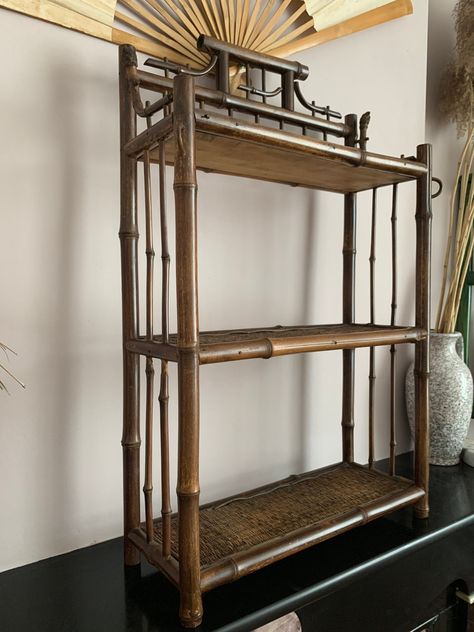 Magnificent old bamboo shelf, Japanese style from the beginning of the century. 3 shelf trays decorated with a kind of weaving, very nicely worked. Details are very pretty, we immediately see a magnificent old manual work. Japanese Shelf, Antique Shelf, Antique Bamboo, Antique Shelves, Bamboo Shelf, Furniture Bookshelves, Manual Work, Style Japonais, Shelf Styling