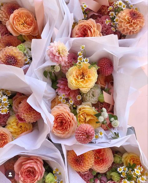 Dahlias Wedding, Flower Farmer, Colorful Bouquet, Flowers Delivered, Wedding Flower Decorations, Peach Wedding, Flower Farm, Flower Centerpieces, Flower Beauty