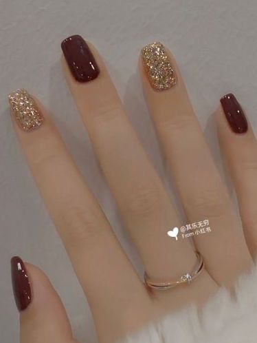 Burgundy And Gold Nails Short, Garnet And Gold Nails, Maroon And Gold Nails Design, Maroon Nail Designs Burgundy, Red Gel Nails Designs, Maroon And Gold Nails, Burgundy Nails With Gold, Ruby Red Nails, Burgundy And Gold Nails