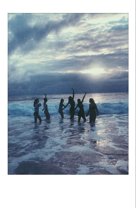 Summer Polaroid, Polaroid Aesthetic, Polaroid Instax, Polaroid Photography, Instax Photos, Aesthetic Friends, Film Pictures, Beach Friends, Summer Retro