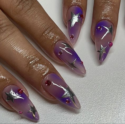 purple aura and rhinstone nails with stars and chrome Disco Nails Designs, Dark Purple Nail Designs, Purple Chrome Nails, Disco Nails, Euphoria Nails, Kutek Disney, Unghie Sfumate, Manikur Kuku, Airbrush Nails