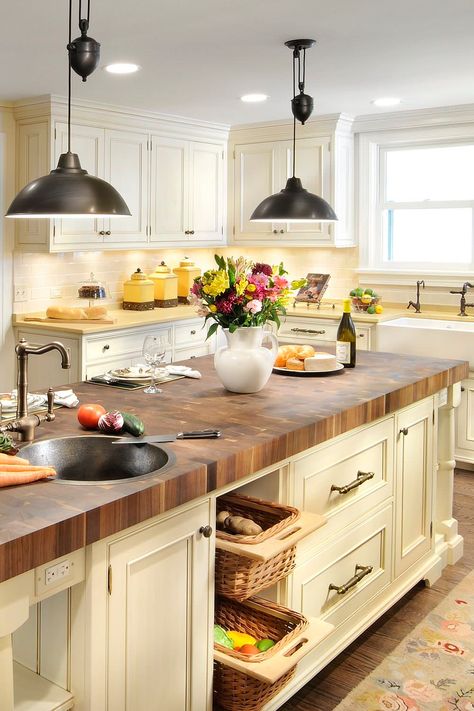 Kitchens With Butcher Block Countertops, Kitchen Island With Cooktop, Farmhouse Kitchen Light Fixtures, Dapur Rustic, Kitchen 2021, Kitchen Island With Sink, Farmhouse Kitchen Lighting, Butcher Block Kitchen, Farmhouse Kitchen Island