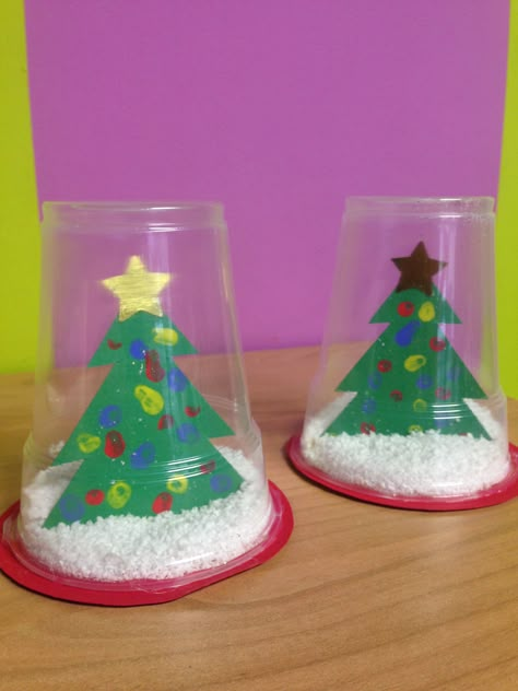 Christmas 🎄 tree craft Christmas Crafts For Prek Kids, Christmas Tree Ideas For Classroom, Christmas Kindergarten Decorations, Christmas Center Ideas For Preschool, Christmas Tree Craft For Toddlers, Christmas Decor Ideas Kindergarten, Christmas Kids Ornaments Diy, Christmas Decorations Kindergarten, Christmas Tree Kindergarten