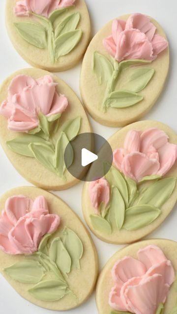 Cupcake Cookies Decorated Ideas, Mini Flower Cookies, Flower Sugar Cookies Buttercream, Royal Icing Flowers Tutorial, Flower Sugar Cookies Decorated, Buttercream Cookies Decorated, Buttercream Decorated Cookies, Spring Cookies Decorated, Flower Cookies Decorated