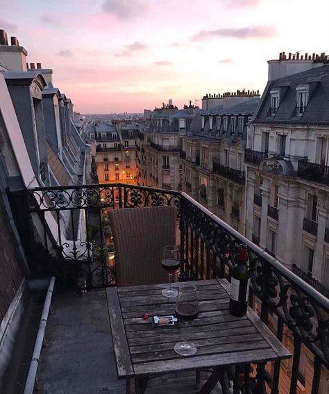 Drinking wine during sunset in Paris🍷 . . . . via - @jiawa.liu __________________________________________ #paris #france #parisfrance #parisvibes #france🇫🇷 #parisphotography #architecture #parisart #french #frenchwine #sunsetphotography #parisstreetstyle #classy #class #lifestyle #elegant #elegantstyle #aesthetic #mood #vintageaesthetic #architecturephotography #architecturedesign #love #positivevibes #goodvibes #goodvibesonly Parisian Balcony, Paris Balcony, Addie Larue, Paris Dream, Parisian Life, Living In Europe, Paris Jackson, Paris Aesthetic, City Vibe