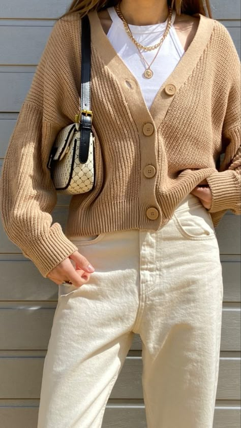 Beige Cropped Cardigan Outfit, Cardigan Hijab Outfit, Cropped Cardigan Outfit, Beige Pants Outfit, Spring Teacher Outfits, Capsule Wardrobe Women, Classroom Style, Outfits New York, Nyc Outfits