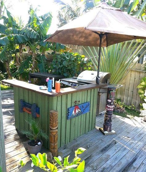 I used two 48x40 pallets and a 12x2 board for the top. I painted them green and added custom signs to the front. Wooden Pallet Bar, Bar En Plein Air, Cottage Patio, Pallet Bar Diy, Bar Mini, Diy Outdoor Bar, Bar Exterior, Outside Bars, Bar Patio