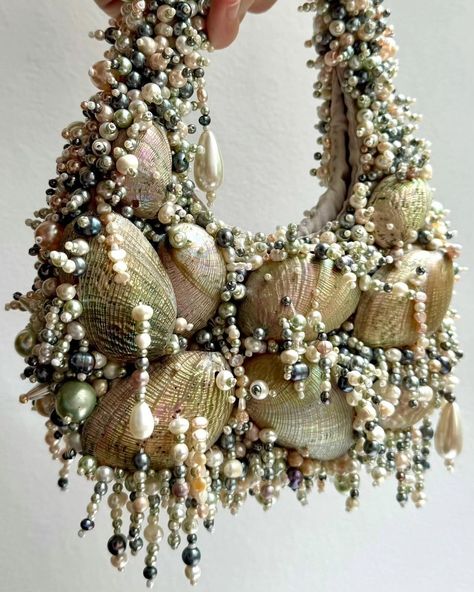 👜🐚 Abalone Shell Bag by Atelier Paula Votteler @paulasprojects_ . The Shells were sourced by the designer from beaches in Brittany, France and New Zealand to create this beautiful bag. #trends #fashion #fashiontrends #shellbag #creativefashion #sealifeinspired #shells #bags #accessories #jewellery #fashiondesign #fashionbag #fashiondaily Different Bags Style, Shell Fashion Design, Shells Aesthetics, Shells Fashion, Reworked Bag, Seashell Purse, Seashell Bag, Bag Design Ideas, Sulam Manik