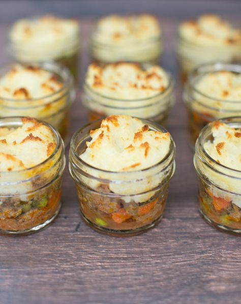 Mini Shepherd's Pie in a Jar. Fun for kids to eat! Mason Jar Baking, Mason Jar Lunch, Pie In A Jar, Mason Jar Recipe, Hello Wonderful, Mason Jar Desserts, Dessert In A Jar, Mason Jar Meals, Shepherd's Pie