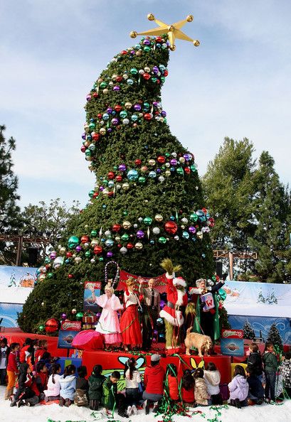 What a great Grinchmas Tree! Universal Island of Adventure! Universal Grinchmas, Universal Islands Of Adventure, Islands Of Adventure, Orlando, Christmas Tree, Holiday Decor, Disney, Christmas