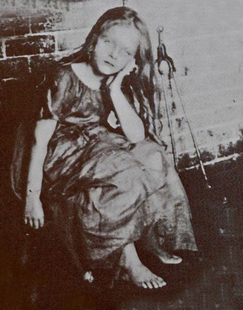 Thomas De Quincey's Anne Xix Century Fashion, Vintage Children Photos, Victorian Life, Victorian London, No Shoes, Street Kids, Poor Children, History Photos, British History