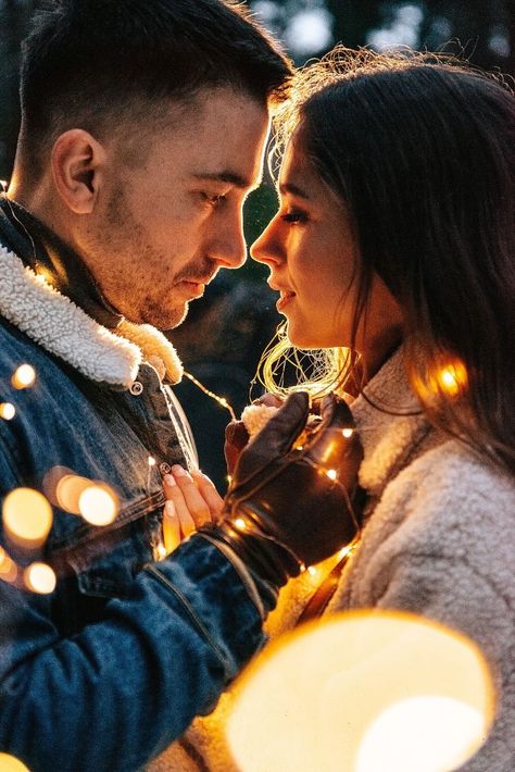 Couple Fairy Lights Photoshoot, Christmas Light Engagement Photos, Christmas Lights Photoshoot Couple, Couple Photoshoot Christmas, Christmas Decor Diy Crafts, Christmas Ideas Diy, Shooting Photo Couple, Surprise Proposal Pictures, Tree Farm Photo Shoot