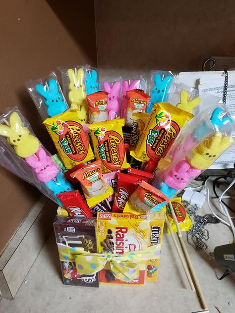 Ostara Desserts, Diy Easter Candy, Easter Candy Bouquet, Fundraiser Bake Sale, Easter Arrangements, Candy Arrangements, Candy Gift Baskets, Baskets Ideas, Candy Easter Basket