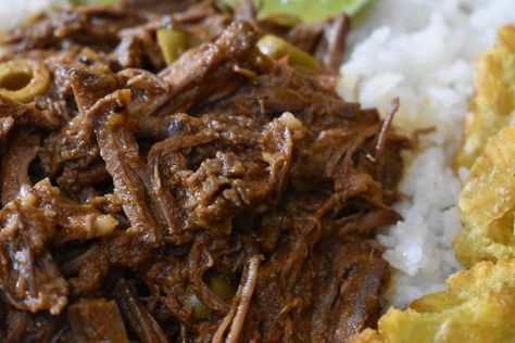 Puerto Rican Sofrito, Sofrito Recipe, Chuck Roast Recipes, Cuban Dishes, Beef Chuck Roast, Plantains Fried, Puerto Rican Recipes, Shredded Beef, Beef Chuck