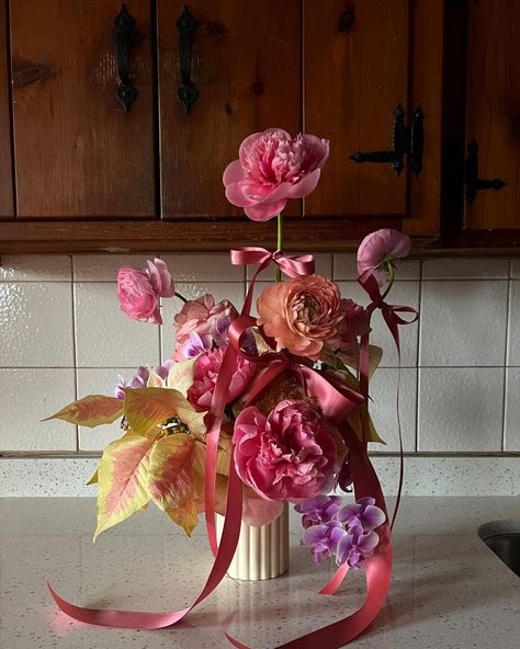 flowers at home 🎀 | Instagram Summer Floral Arrangements, Fresh Sends, 90s Flowers, Flowers At Home, Instagram Flowers, Boquette Flowers, Flower Shower, Nothing But Flowers, Flower Therapy