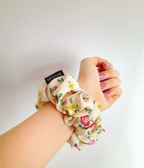 Diy Hair Scrunchies, Hair Tie Accessories, Floral Scrunchie, Cutwork Blouse Designs, Fabric Hair Bows, Diy Hair Bows, Cut Work, Scrunchie Hairstyles, Diy Hairstyles