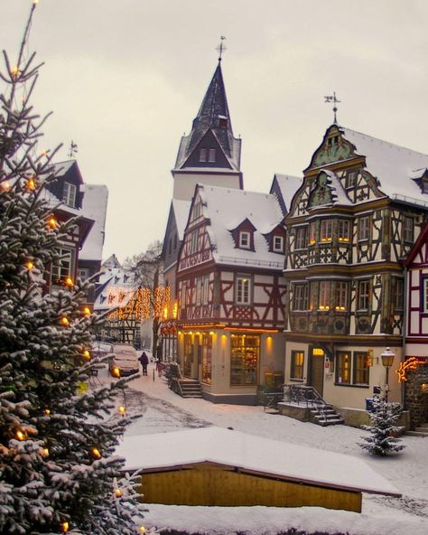 Germany In Winter, Best Christmas Destinations, Time In Germany, Best Travel Destinations, Christmas Destinations, German Village, Cities In Germany, Christmas Town, Christmas Villages