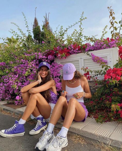 Best friend surrounded by flowers Purple Skirt Outfit, Vacation Island, Skirt Outfit Summer, Cap Outfit, Trip Outfits, Purple Outfits, Purple Skirt, Pinterest Aesthetic, Europe Summer