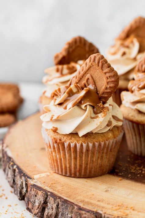 Soft Cupcakes, Cookie Butter Frosting, Biscoff Cupcakes, Homemade Cupcake Recipes, Biscoff Recipes, Biscoff Cookie Butter, Biscoff Cookies, Lotus Biscoff, Filled Cupcakes