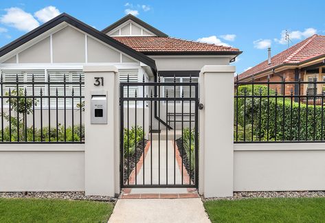 Farmhouse Fence Design, Vertical Gate Design Modern, Front House Fence Ideas, House Fence Ideas, Front Fence Ideas, Archway Decorations, Fence Accessories, French Door Design, Designer Doors