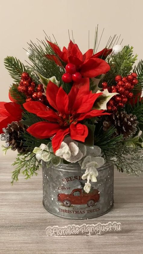 Christmas Tree Flowers, Christmas Flower Decorations, Pinterest Christmas, Christmas Centers, Centerpiece Christmas, Christmas Rustic, Farmhouse Centerpiece, Christmas Homescreen, Christmas Flower Arrangements