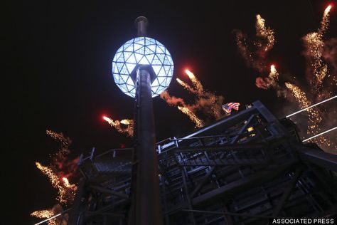 10 Things You Never Knew About The New Year's Ball In Times Square Times Square Nye, Times Square Ball Drop, New York New Years Eve, New Years Eve Ball, New Years Ball, Greek Islands To Visit, Ball Drop, New Years Eve Outfits, New Year Celebration