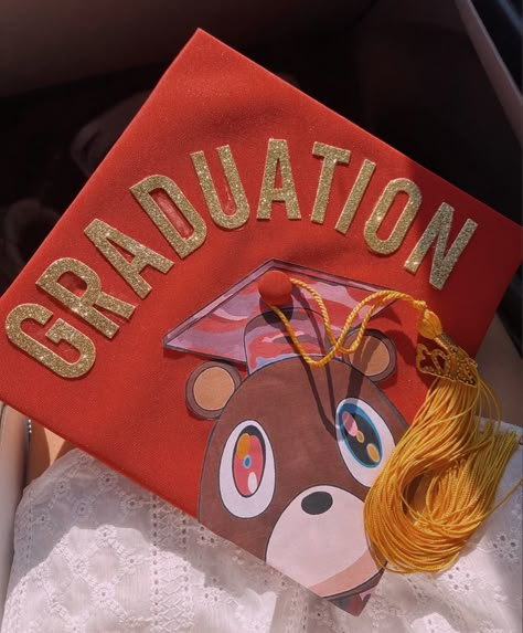 Justin Bieber Graduation Cap, Billie Eilish Graduation Cap, Kanye Graduation Cap, Unique Graduation Cap Designs, Creative Graduation Caps, College Grad Cap Ideas, College Graduation Cap Decoration, Grad Cap Designs, Graduation Photography Poses