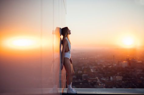 quiiop White Socks And Sneakers, Leaning Against Wall, Slim Girl, White Lace Top, People Photography, Photography Inspo, Amazing Photography, Photography Inspiration, Roof