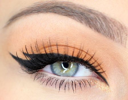 double Flick Eyeliner, Double Winged Eyeliner, Winged Cat, How To Do Eyeliner, Orange Makeup, Simple Eyeliner, Makeup List, Makeup Class, Basic Makeup