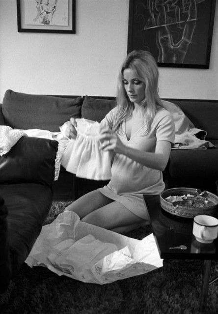 Pregnant Actress, Heavily Pregnant, Terry O Neill, Manson Family, Roman Polanski, Sharon Tate, Beautiful Angel, Trendy Maternity, Best Mother