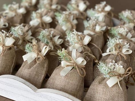 Wedding Gifts Packaging, Gift Wrapping Inspiration, Handmade Packaging, Boho Wedding Decorations, Wedding Gifts For Guests, Wedding Souvenirs, Rustic Invitations, Wedding Gift Favors, Wedding Favours