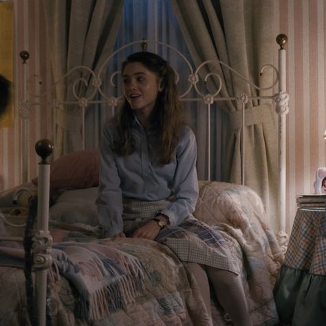 Nancy Wheeler Outfit Inspiration, Nancy Wheeler Outfit, Nancy Dyer, Nancy Wheeler Stranger Things, Movie Bedroom, Duffer Brothers, Nancy Wheeler, Pastel Girl, Stranger Things Characters