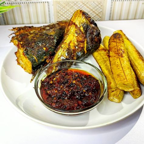 This oven roasted plantain and fish is perfect to relax for the weekend Roasted Plantain And Fish, Naija Food, Roasted Plantains, Nigerian Food, Oven Roast, Chicken Wings, Street Food, To Leave, The Weekend