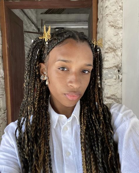 Butterfly Clips Braids, Butterfly Clips In Braids, Braids With Hair Clips Black Women, Butterfly Clips With Braids, Hairclip Hairstyles Box Braids, Braids With Butterfly Clips, Butterfly Crown, Butterfly Clips, Curly Girl Hairstyles