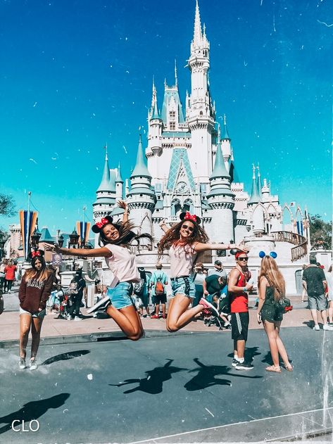 Disney Poses Ideas Best Friends, Disney Photo Ideas Friends, Disneyland Couples Pictures, Disneyworld Pictures, Disney Poses, Disney Picture Ideas, Disney Parque, Disney Best Friends, Disney Florida