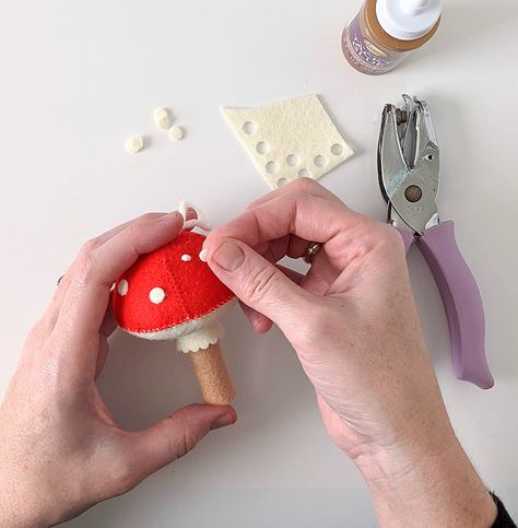 Felt Mushroom Pattern, Felt Food Diy, Felt Mushroom, Boho Macrame Wall Hanging, Mushroom Crafts, Mushroom Pattern, Felt Beads, Ornament Diy, Stuffed Mushroom Caps