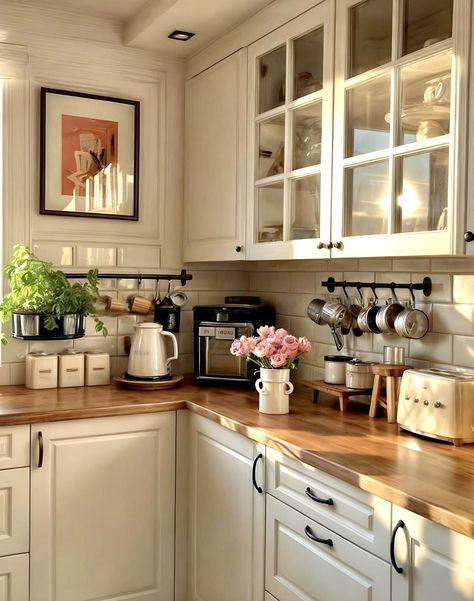 Cape Cod Interior Design Small Kitchen, Small Cape Cod House Interior Ideas, Grandma House Interior, Small Cape Cod Kitchen, Cape Cod Cottage Interiors, Cape Cod House Interior Ideas, Cape Cod Kitchen Remodel, Cape Cod House Interior, Small Cottage Kitchens