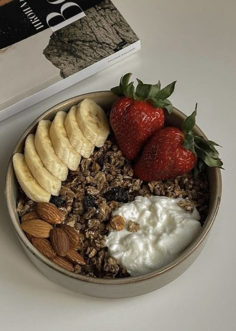 Aesthetic Yogurt, Fruit Health, Yogurt Breakfast, Breakfast Vegan, Healthy Food Dishes, Healthy Food Motivation, Think Food, Breakfast Bowl, Vegetarian Breakfast