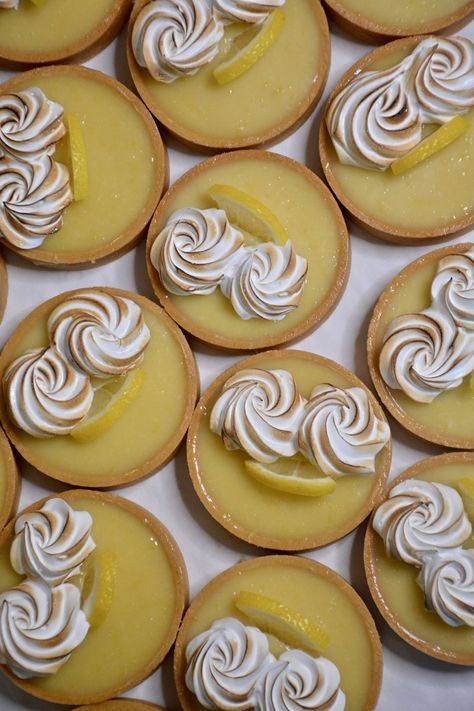 Yum Bitch on Twitter: "My lemon meringue tarts >>> #YumBitch Follow my business page on Instagram : @nottoofancybakery ❤️… " Lemon Tart Design, Lemon Tart Aesthetic, Citron Tart, Meyer Lemon Tart, Lemon Meringue Tarts, Lemon Meringue Tartlets, Lemon Merginue Pie, Lemon Meringue Tart, Business Page