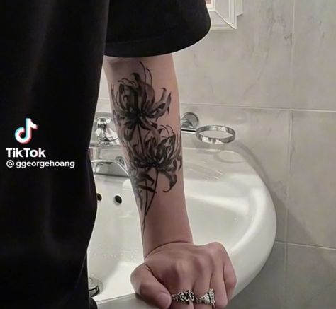 Flower Tattoos Grunge, Red Flower Lily Tattoo, Japanese Dark Tattoo, Red Spider Lily Tattoo Black, Spiderlili Tattoo Black, Spider Lily Tattoo Men, Lily Tattoo Arm, Spider Lily Tattoo Black, Tokyo Ghoul Flower Tattoo