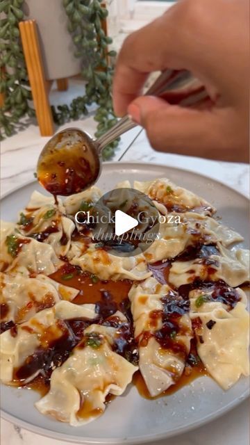 Gyoza Wrappers, Apple Crisp Bars Recipe, Gyoza Recipe, Dark Soy Sauce, Chicken Dumplings, Recipes Asian, Sambal Oelek, Wontons, Spicy Food