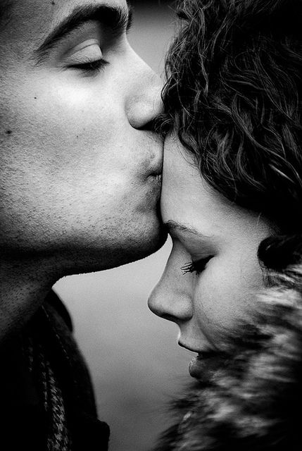 'True love made by jp-fotografie, via Flickr-kiss-kus-man and woman-black-white Mansfield Park, Lee Miller, Forehead Kisses, Love Kiss, Photo Couple, Jolie Photo, Two People, Jane Austen, Engagement Pictures