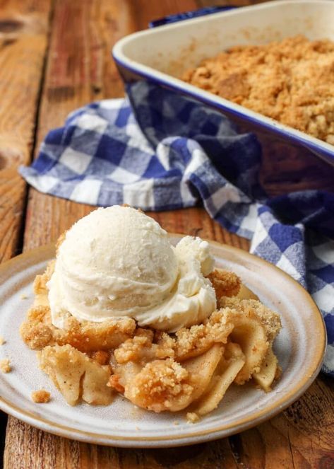 Apple Crisp without Oats Apple Crumb Bars, Apple Crisp Without Oats, Baked Apple Fritters, Apple Pie Desserts, Apple Blondies, Apple Crisp Topping, Fluffy Cinnamon Rolls, Apple Puff Pastry, Apple Streusel